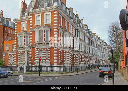London, Vereinigtes Königreich - 26. Dezember 2009: Traditionelle viktorianische Gebäude an der Ecke Hornton und Holland Street im Royal Borough of Kensington an Stockfoto