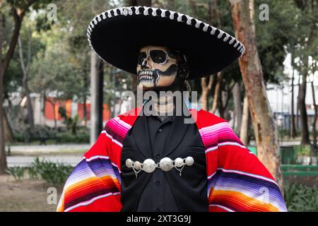 Eine lebendige Darstellung eines Catrins in einem Sombrero und einer farbenfrohen Serape, die den Tag der Toten in Mexiko symbolisiert, eine lebendige kulturelle Hommage Stockfoto