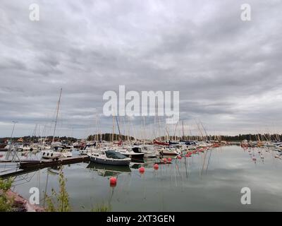 Espoo, Finnland, 17. JUNI 2024, wunderschöner Blick auf den Hafen von Suomenoja in Finnland Stockfoto