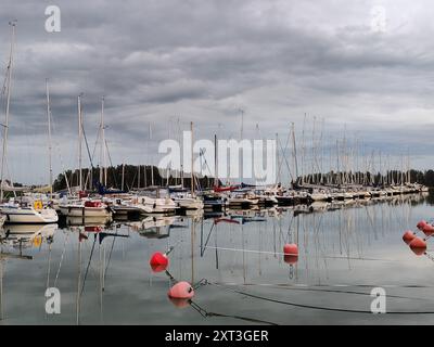 Espoo, Finnland, 17. JUNI 2024, wunderschöner Blick auf den Hafen von Suomenoja in Finnland Stockfoto