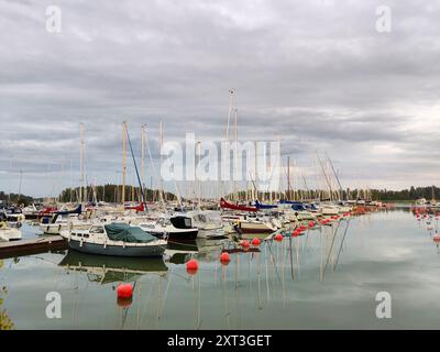 Espoo, Finnland, 17. JUNI 2024, wunderschöner Blick auf den Hafen von Suomenoja in Finnland Stockfoto