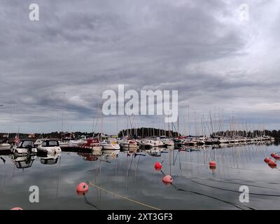 Espoo, Finnland, 17. JUNI 2024, wunderschöner Blick auf den Hafen von Suomenoja in Finnland Stockfoto