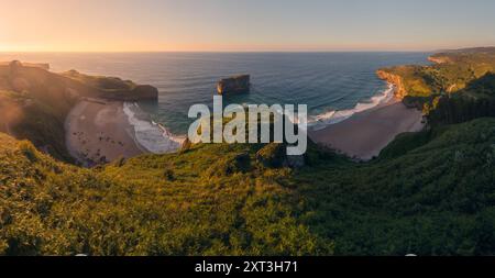 Ein atemberaubender Panoramablick auf drei wunderschöne Strände, Playa de Andrin und Playa de Ballota in Llanes, Asturien, bei Sonnenuntergang mit lebhafter Co Stockfoto