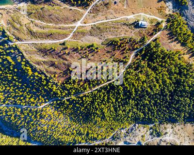 Atemberaubende Drohnenaufnahme einer Hängebrücke umgeben von leuchtenden Herbstfarben in der malerischen Landschaft von Zermatt, Schweiz. Stockfoto