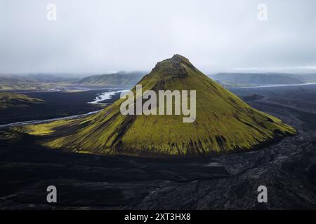Aus der Vogelperspektive des Maelifell Volcano in Islands Highlands, das sein lebhaftes grünes Moos vor düsterer Vulkanlandschaft zeigt Stockfoto