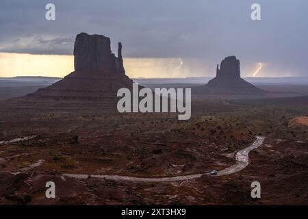 Eine fesselnde Szene des Monument Valley unter einem dunklen stürmischen Himmel mit mehreren Blitzen die ikonischen Buttes stehen unter einem dramatischen Himmel mit einer Ra Stockfoto
