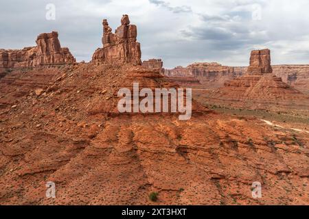 Ein weitläufiges Luftbild fängt die majestätischen Felsformationen des Valley of the Gods in Utah, USA, ein und hebt den natürlichen roten Sandstein und die riesigen des hervor Stockfoto