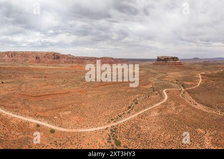 Luftbild, das die weite, zerklüftete Landschaft des Valley of the Gods in Utah mit hügeligen Terrains, markanten Mesas und einer gewundenen Landschaft einfängt Stockfoto