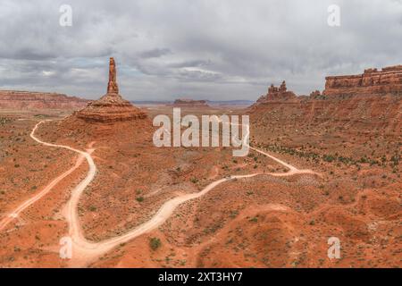 Ein ausladendes Luftbild fängt das majestätische Tal der Götter in Utah ein und zeigt seine schroffen Felsformationen und gewundenen Schotterstraßen gegen A Stockfoto
