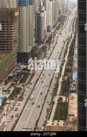 Der Blick aus der Vogelperspektive fängt Shanghais geschäftige Stadtentwicklung ein. Die Bauarbeiten entlang vielspuriger Straßen, die von Hochhäusern flankiert werden Stockfoto