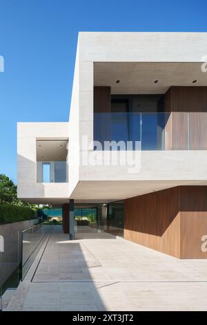 Ein atemberaubendes Beispiel für Design des 21. Jahrhunderts, bietet dieses Haus moderne Architektur mit klaren geometrischen Linien, großen Glasfenstern und Integraten Stockfoto