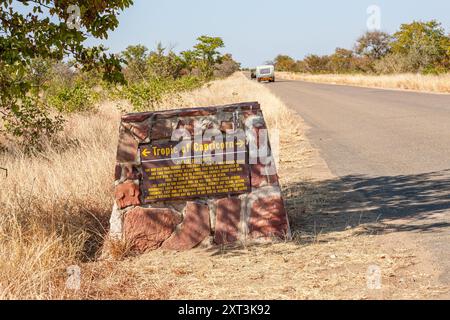 Südafrika, Kruger-Nationalpark, Tropic of Capricorn Schild im Park Stockfoto