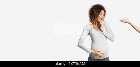 Afro schwangere Frau, die zwischen süß und Obst wählt Stockfoto