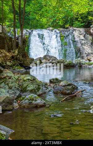 Der Paint Creek lässt Kelley Falls entstehen und fließt weiter in einem felsigen Flussbett in den Bergen im Nordosten von Tennessee. Stockfoto