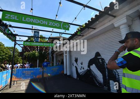 London, Großbritannien. August 2024. Banksy enthüllt neuntes Tierwerk im Londoner Zoo. Das Graffiti an den Fensterläden im Londoner Zoo ist das neunte Werk des Künstlers in neun Tagen. (Kreditbild: © Laura Chiesa/Pacific Press via ZUMA Press Wire) NUR REDAKTIONELLE VERWENDUNG! Nicht für kommerzielle ZWECKE! Stockfoto