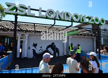 London, Großbritannien. August 2024. Banksy enthüllt neuntes Tierwerk im Londoner Zoo. Das Graffiti an den Fensterläden im Londoner Zoo ist das neunte Werk des Künstlers in neun Tagen. (Kreditbild: © Laura Chiesa/Pacific Press via ZUMA Press Wire) NUR REDAKTIONELLE VERWENDUNG! Nicht für kommerzielle ZWECKE! Stockfoto