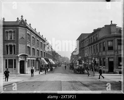 Putney High Street, Putney, Wandsworth, Greater London Authority, 1904. Der Blick nach Norden entlang der Putney High Street von den Kreuzungen Norroy Road (rechts) und Disraeli Road (rechts). Dieses Foto erscheint in William Fields Photographs of Putney, zusammengestellt von Dorian Gerhold und Michael Bull für die Wandsworth Historical Society. Stockfoto