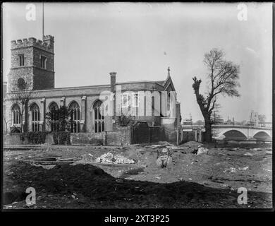 St Mary's Church, Putney High Street, Putney, Wandsworth, Greater London Authority, 1913. St. Mary's Church, von Südosten aus gesehen während der Räumung des umliegenden Landes in Vorbereitung auf den Bau der Putney Bridge Bus-Garage. Die Garage wurde an der Stelle der Church Row errichtet, die sich südlich der Marienkirche und der gotischen Villa befand, einem großen Einfamilienhaus, das unmittelbar östlich der Kirche stand. Stockfoto