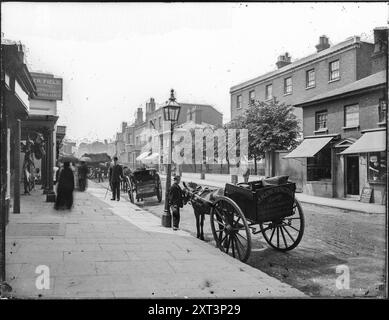 Putney High Street, Putney, Wandsworth, Greater London Authority, 1881. Der Blick vom unteren Ende der Putney High Street mit Betts' Butcher's Shop in Nummer 15 auf der linken Seite. Dieses Bild wird wie in Abb. 30 in William Fields Photographs of Putney, zusammengestellt von Dorian Gerhold an Michael Bull für die Wandsworth Historical Society. Stockfoto