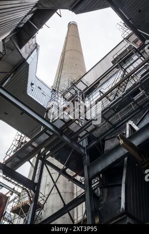 Kraftwerk Tilbury B, Fort Road, Tilbury, Thurrock, Thurrock, 2014. allgemeiner Blick auf einen der Schornsteine des Kraftwerks Tilbury B von Nordosten. Stockfoto