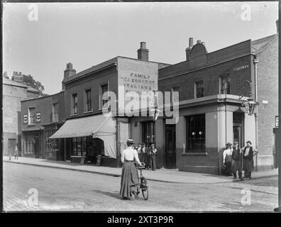 Two Brewers Public House, East Hill, Wandsworth, Wandsworth, Greater London Authority, c1900. Das Two Brewers Public House an der Ecke East Hill und St Ann's Hill. Stockfoto