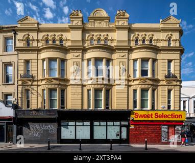 52-52B Robertson Street, Hastings, Hastings, East Sussex, 2020. Außenansicht der ehemaligen Memorial Photographic Studios aus dem Süden. Notiz des Fotografen: 'Ehemalige Memorial Photographic Studios, die über stark veränderten Erdgeschossläden angesiedelt sind, befinden sich in den oberen Etagen eines Geschäftsgebäudes auf einem flachen Gelände an der Spitze der Robertson Street und Cambridge Road, die als Teil eines geplanten aussichtsplatzes vom C19-Handelszentrum der Stadt ausstrahlen. Die Haupthöhe liegt zur Robertson Street, einer der wohlhabenderen Einkaufsstraßen an der Südküste im späteren 19. Jahrhundert. Die Studios haben eine s Stockfoto