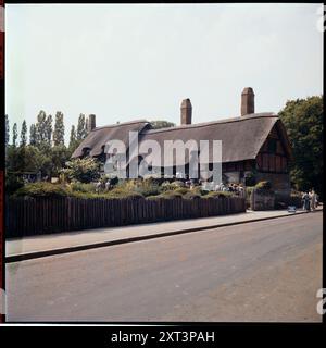 Anne Hathaway's Cottage, Cottage Lane, Shottery, Stratford-upon-Avon, Warwickshire, 1958. ein Blick aus dem Südosten von Anne Hathaway's Cottage, mit Besuchern im Garten. Stockfoto