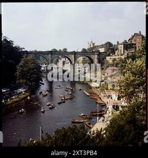 Knaresborough Viaduct, Knaresborough, Harrogate, North Yorkshire, 1950-1970. Blick von der Waterside nach Nordwesten in Richtung Eisenbahnviadukt mit Ruderbooten auf dem Fluss Nidd. Stockfoto