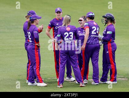 Lindsey Smith der Northern Superchargers (3. Rechts) feiert während des Hundert-Damenspiels in Headingley, Leeds. Bilddatum: Dienstag, 13. August 2024. Stockfoto