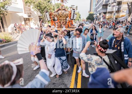 Los Angeles, Usa. April 2023. Eine große Parade während der Nissei-Woche, einem japanischen Festival in Los Angeles. (Foto: Alberto Sibaja/Pacific Press) Credit: Pacific Press Media Production Corp./Alamy Live News Stockfoto