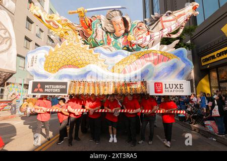 Los Angeles, Usa. April 2023. Eine große Parade während der Nissei-Woche, einem japanischen Festival in Los Angeles. (Foto: Alberto Sibaja/Pacific Press) Credit: Pacific Press Media Production Corp./Alamy Live News Stockfoto