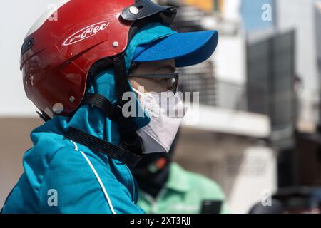 YALA, THAILAND, 1. März 2024, Ein Porträt der Frau, die ein Motorrad fährt Stockfoto