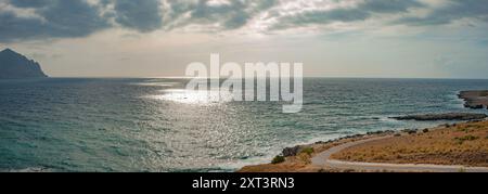 Die Sonnenstrahlen, die durch die Sturmwolken über dem Meer strömen Stockfoto