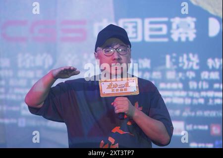 Hangzhou, China. August 2024. Regisseur Xu Zheng nimmt am 13. August 2024 an der Roadshow des Films Upstream in einem Kino in Hangzhou, China, Teil. (Foto: Costfoto/NurPhoto) Credit: NurPhoto SRL/Alamy Live News Stockfoto