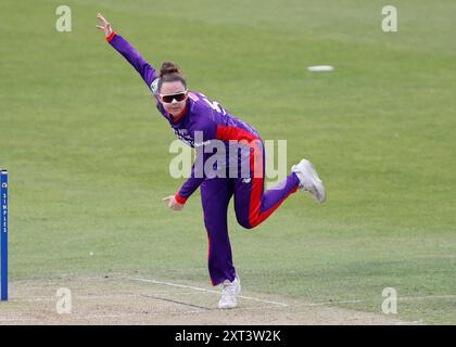 Lindsey Smith Bowling der Northern Superchargers während des Hundert Damenspiels in Headingley, Leeds. Bilddatum: Dienstag, 13. August 2024. Stockfoto