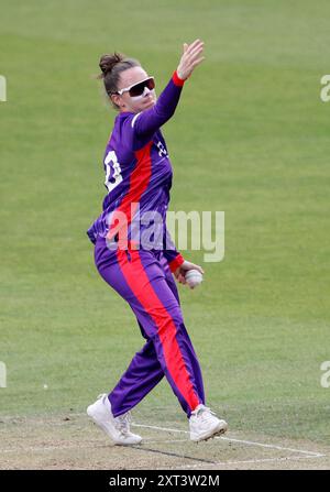 Lindsey Smith Bowling der Northern Superchargers während des Hundert Damenspiels in Headingley, Leeds. Bilddatum: Dienstag, 13. August 2024. Stockfoto