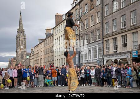 Edinburgh Festival Fringe, Royal Mile Edinburgh, Schottland, Großbritannien, 13. August 2024. Nieselwind und böiger Wind für den zweiten Dienstag auf der High Street, wieder einmal das Wetter veranlasste die Straßenkünstler zu variieren und ihre normalen Routinen zu ändern, damit sie ihre Shows fortsetzen können. Im Bild: Marmor aus Japan unterhalten sich mit Akrobatik und Jonglierspiel. Quelle: Arch White/Alamy Live News. Stockfoto