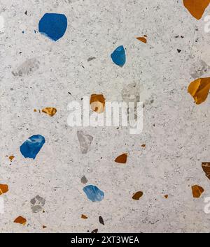 Keramikfliese mit einigen blauen und gelben Details. Hochwertige Fotos Stockfoto