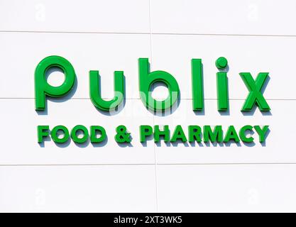 Maryville, Tennessee, USA, 5. August 2024: Horizontale Nahaufnahme eines Publix-Ladenschilds von geradeaus. Stockfoto