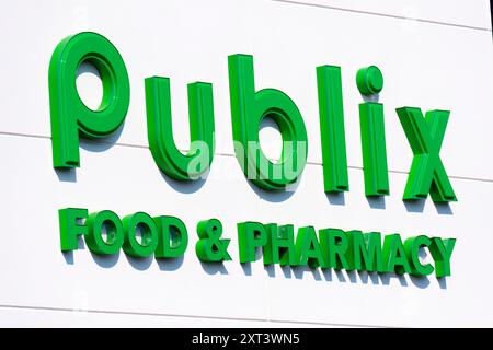 Maryville, Tennessee, USA, 5. August 2024: Horizontale Nahaufnahme eines Publix-Ladenschildes in einem Winkel. Stockfoto