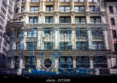 Fassadengerüst für ein Gebäude im Stadtteil Flatiron in New York am Freitag, 2. August 2024. (© Richard B. Levine) Stockfoto