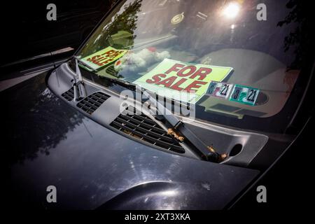 Ein Besitzer hinterlässt am Freitag, den 2. August 2024, Schilder in der Windschutzscheibe seines Autos in Chelsea in New York zum Verkauf. (© Richard B. Levine) Stockfoto