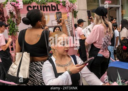 Keksliebhaber strömen am Freitag, den 9. August 2024, in den Crumbl Store in Chelsea in New York, um die Veröffentlichung zu feiern und eine kostenlose Probe von CrumblÕs ÒSpecial DessertsÓ zu erhalten. (© Richard B. Levine) Stockfoto