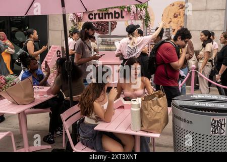 Keksliebhaber begeben sich am Freitag, den 9. August 2024, in den Crumbl Store in Chelsea in New York, um die Veröffentlichung zu feiern und eine kostenlose Probe von Crumbl’s „Special Desserts“ zu erhalten. (© Richard B. Levine) Stockfoto