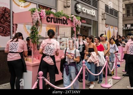 Keksliebhaber begeben sich am Freitag, den 9. August 2024, in den Crumbl Store in Chelsea in New York, um die Veröffentlichung zu feiern und eine kostenlose Probe von Crumbl’s „Special Desserts“ zu erhalten. (© Richard B. Levine) Stockfoto