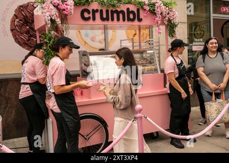 Keksliebhaber begeben sich am Freitag, den 9. August 2024, in den Crumbl Store in Chelsea in New York, um die Veröffentlichung zu feiern und eine kostenlose Probe von Crumbl’s „Special Desserts“ zu erhalten. (© Richard B. Levine) Stockfoto