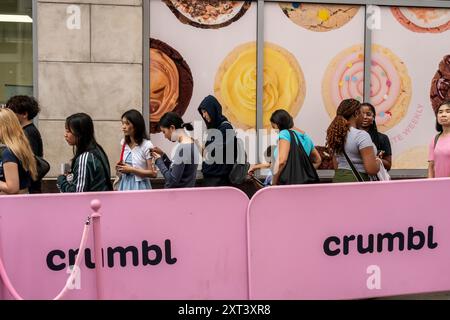 Keksliebhaber strömen am Freitag, den 9. August 2024, in den Crumbl Store in Chelsea in New York, um die Veröffentlichung zu feiern und eine kostenlose Probe von CrumblÕs ÒSpecial DessertsÓ zu erhalten. (© Richard B. Levine) Stockfoto