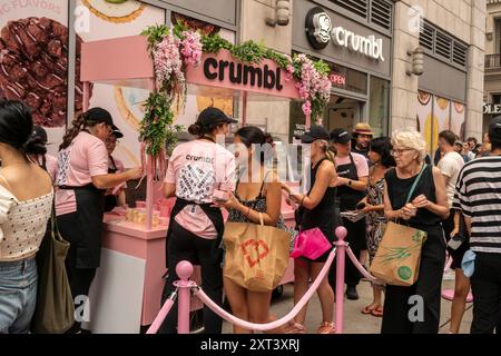 Keksliebhaber strömen am Freitag, den 9. August 2024, in den Crumbl Store in Chelsea in New York, um die Veröffentlichung zu feiern und eine kostenlose Probe von CrumblÕs ÒSpecial DessertsÓ zu erhalten. (© Richard B. Levine) Stockfoto