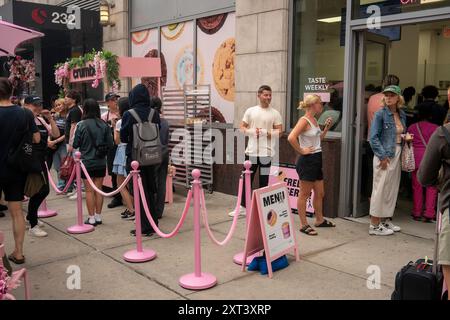 Keksliebhaber strömen am Freitag, den 9. August 2024, in den Crumbl Store in Chelsea in New York, um die Veröffentlichung zu feiern und eine kostenlose Probe von CrumblÕs ÒSpecial DessertsÓ zu erhalten. (© Richard B. Levine) Stockfoto