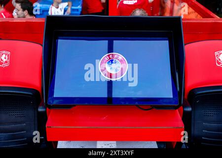 ENSCHEDE, 13-08-2024 , Stadion de Grolsch Veste, Fußball, UEFA Champions League, Qualifikation, Saison 2024 / 2025, während des Spiels FC Twente - Salzburg, VAR Stockfoto